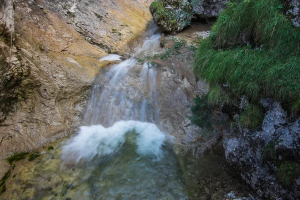 Мягкий Тонкий Водопад Над Скалами Природе — стоковое фото