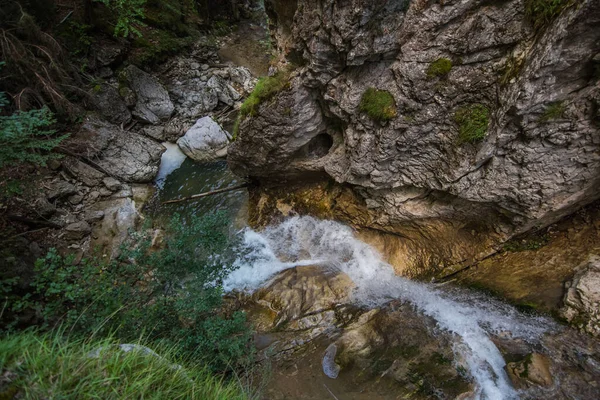 Wasserfall Mit Becken Und Klarem Wasser Den Bergen — Stockfoto