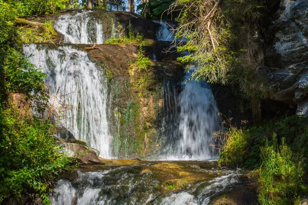 Wasserfall Mit Stufen Und Moos Wald — Stockfoto