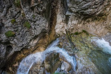 Yazın bir vadide akan temiz su.