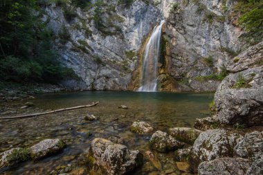 Yazın yürürken sığ sularda küçük şelale.