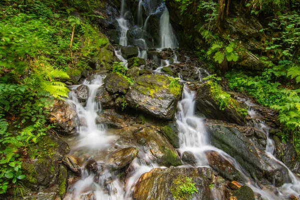 Doğadaki bir selden gelen küçük şelaleler