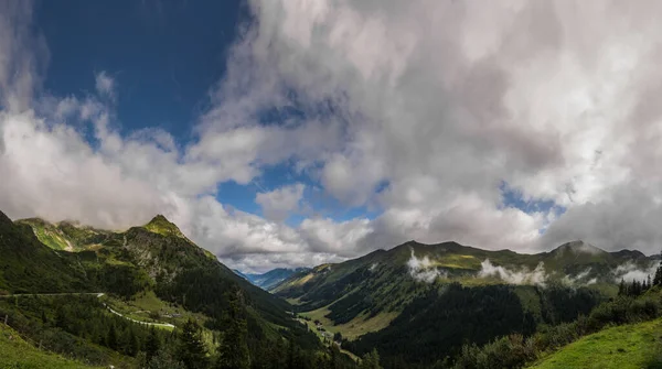 Paisaje Montaña Con Calles Bosque Con Nubes Cielo Vista Panorámica — Foto de Stock