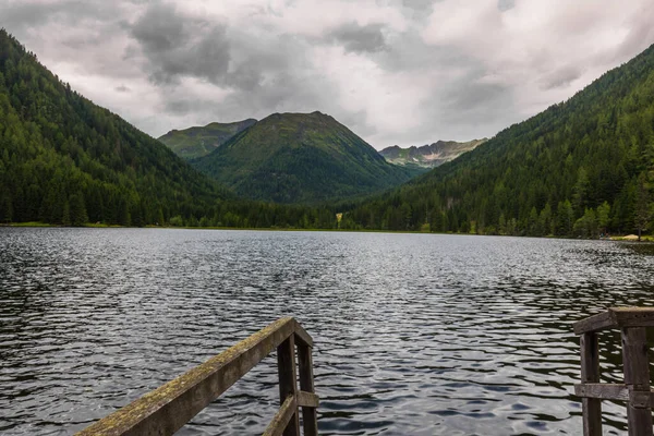 ハイキング中に森林の山や雨のある山の湖 — ストック写真