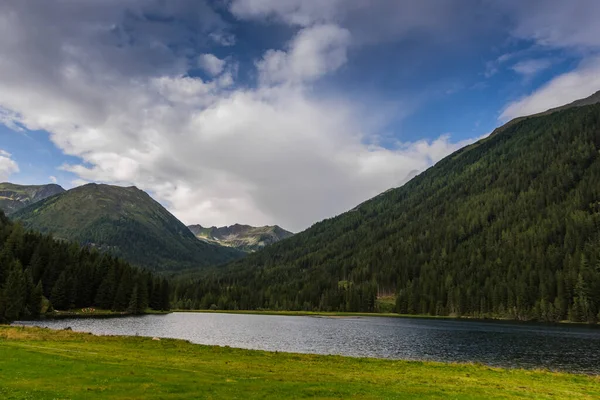 Lago Montanha Com Prado Verde Enquanto Caminhadas Verão — Fotografia de Stock