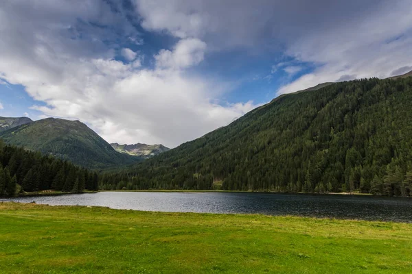 Lago Montaña Con Prado Verde Las Montañas Durante Senderismo — Foto de Stock