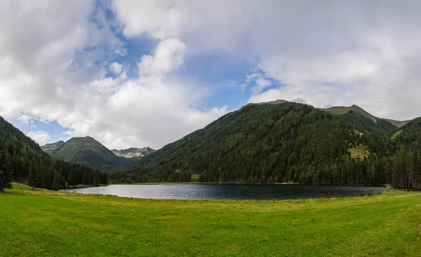 Bergsee Mit Grüner Wiese Und Bergpanorama — Stockfoto