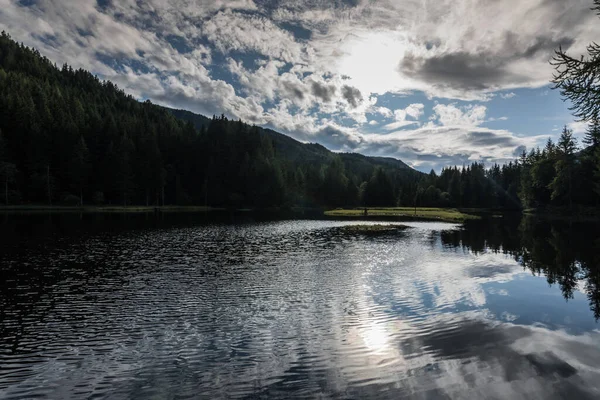 Bergmeer Met Golven Reflectie Vanuit Wolken Aan Hemel — Stockfoto