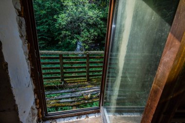 Ormandaki bir avcının evinde kırılgan bir teras.