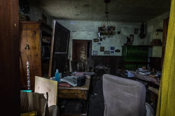 Bir Evin Içindeki Karanlık Oda Bir Çok Objesi Olan Bir — Stok fotoğraf