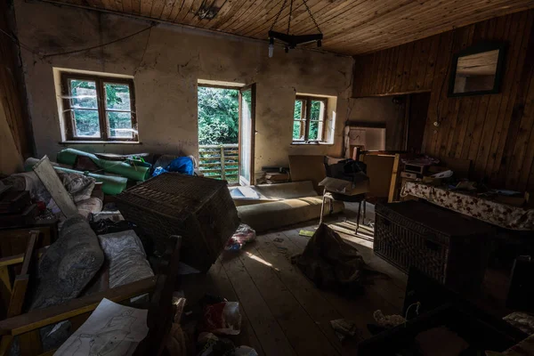 Sötét Szoba Nyitott Ajtóval Egy Régi Házban Erdőben — Stock Fotó