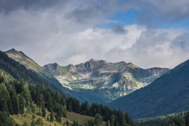 Gökyüzünde bulutlar gezinirken rengarenk dağlar
