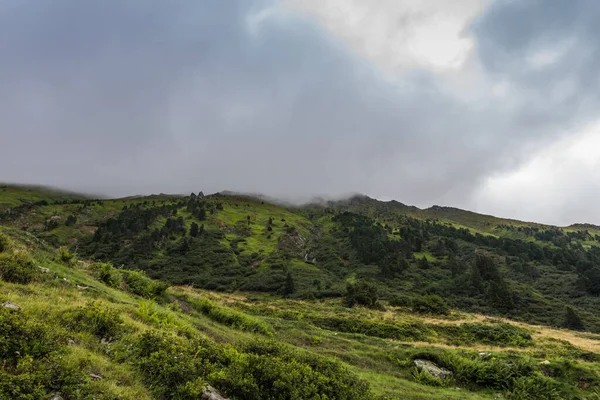Πράσινο Ορεινό Τοπίο Σύννεφα Βροχής Ενώ Πεζοπορία Στις Διακοπές — Φωτογραφία Αρχείου