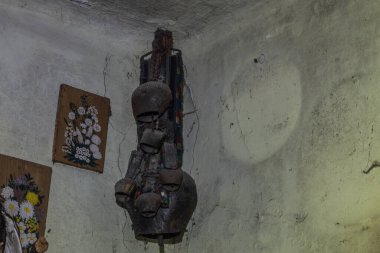 Duvardaki bir odadan bir köşede bir sürü çan