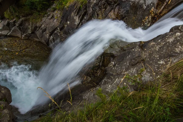 Hoher Kleiner Wasserfall Über Felsen Einem Wald Sommer — Stockfoto