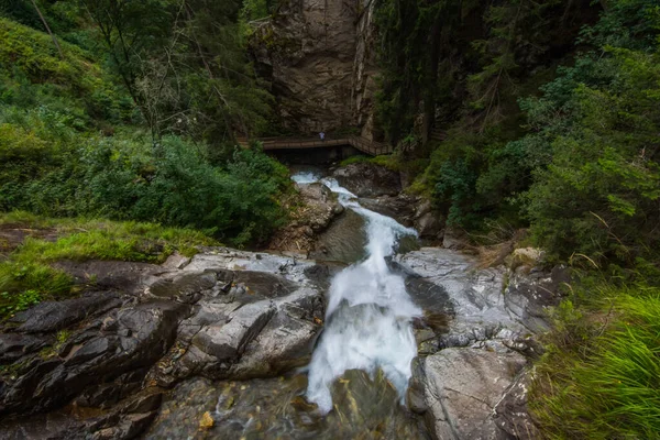 Hoher Wasserfall Beim Wandern Einer Schlucht Über Brücken Sommer — Stockfoto