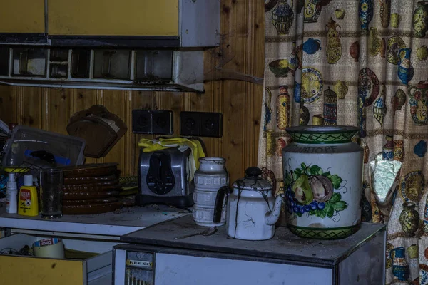 Küche Mit Alten Gegenständen Einem Verlassenen Haus — Stockfoto