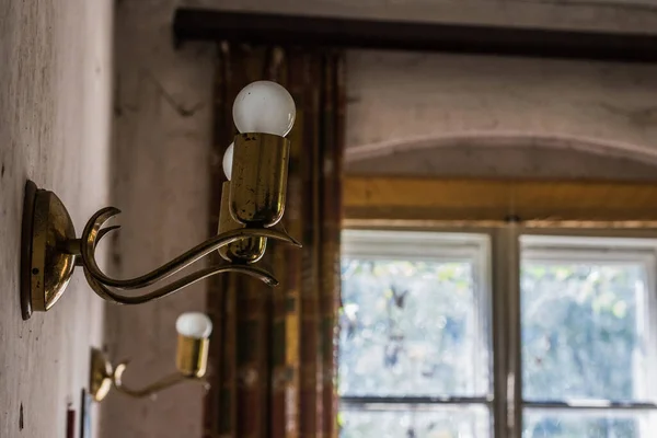 Lampy Ścianie Opuszczonego Domu Lesie — Zdjęcie stockowe