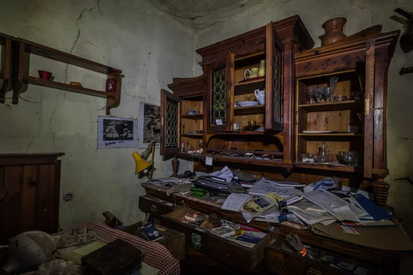 Armário Madeira Portas Abertas Com Muitos Objetos Uma Casa — Fotografia de Stock