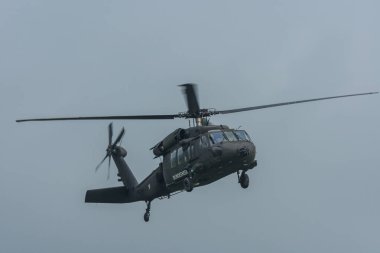 Bir hava gösterisinde ordudan büyük bir helikopter uçurmak.