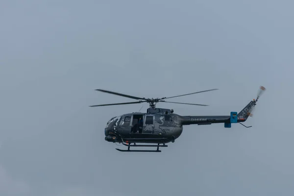 在有天空的航空展上驾驶灰色直升机 — 图库照片