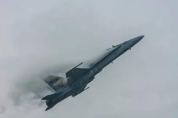 Jet Επιταχύνει Στην Πλευρά Της Βροχής Άποψη Μια Επίδειξη Αέρα — Φωτογραφία Αρχείου