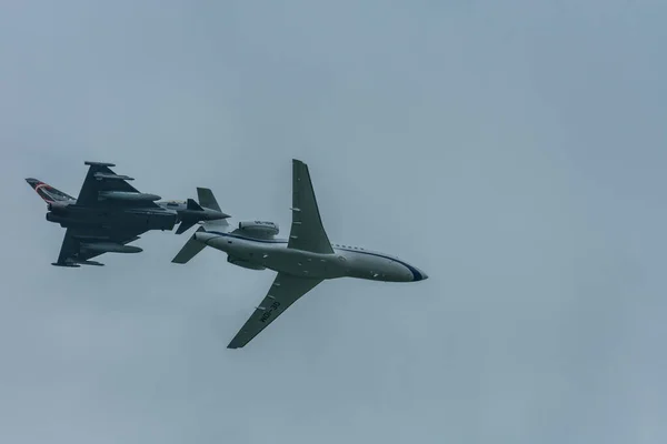 Jet Κλείσει Ένα Αεροπλάνο Μια Επίδειξη Αέρα Γκρι Ουρανό — Φωτογραφία Αρχείου