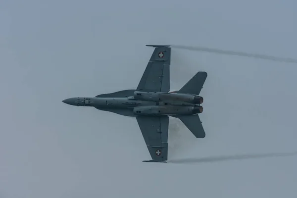 Jet Desde Abajo Con Cielo Gris Espectáculo Aéreo — Foto de Stock