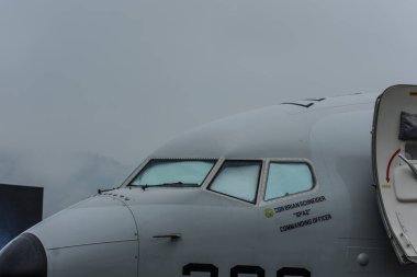 Uçak detay görünümlü küçük pencereli kokpit