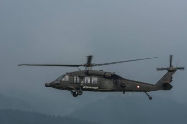 Uçan helikopter yan görüntüsü ve yağmur bulutları