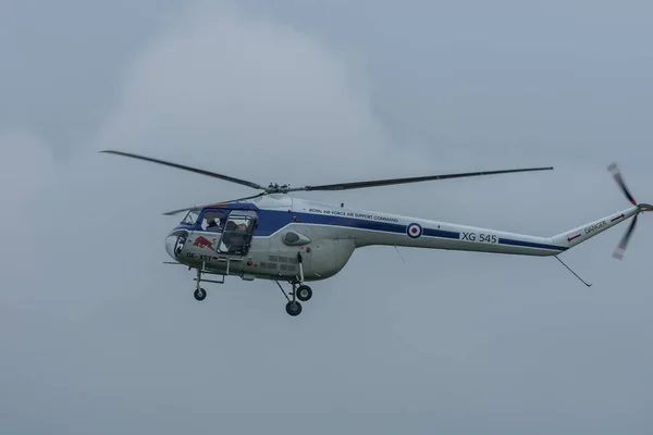 Fliegender Hubschrauber Mit Grauen Und Blauen Farben Bei Einer Flugschau — Stockfoto