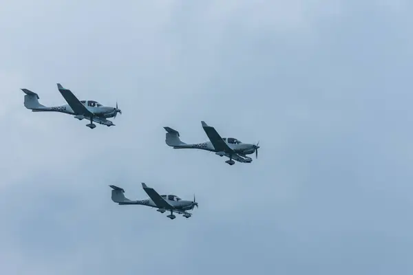 夏の航空ショーで3機の飛行機が空を飛ぶ — ストック写真