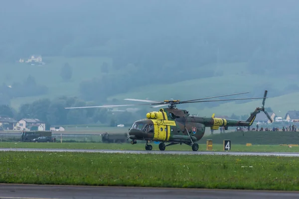 Hélicoptère Militaire Atterri Couleur Verte Jaune Lors Spectacle Aérien — Photo