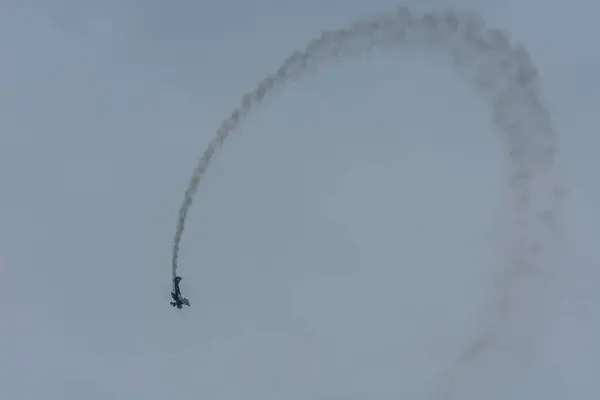 Avion Vole Boucle Avec Fumée Lors Spectacle Aérien — Photo