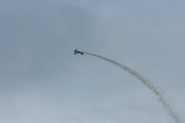 Avion Vole Envers Avec Fumée Lors Spectacle Aérien — Photo