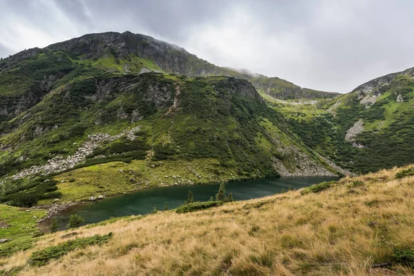 Grüne Hügel Mit Bergsee Beim Wandern Urlaub — Stockfoto