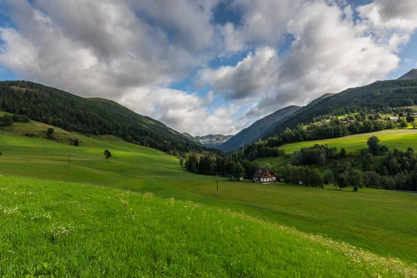 Zelená Přírodní Krajina Horami Loukami Létě — Stock fotografie