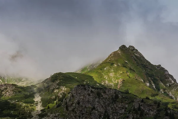 Щільні Дощові Хмари Над Скелястою Горою Влітку — стокове фото