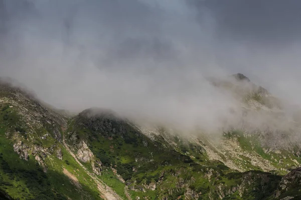 Dichter Weißer Nebel Den Bergen Beim Wandern Urlaub — Stockfoto