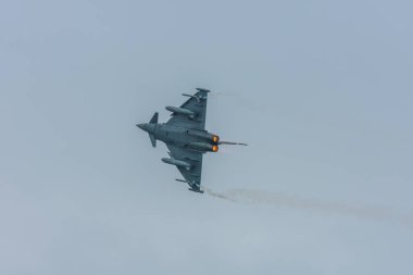 Savaş uçağı bir hava gösterisinde gökyüzüne dönüyor.