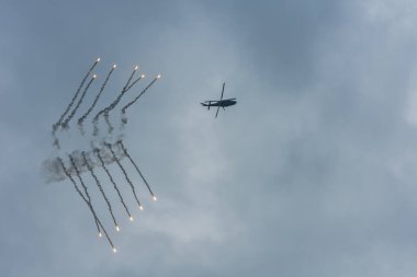 Bir hava gösterisinde ateşlenmiş savunma tedbirleri ile ordudan helikopter.