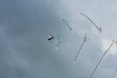 Gökyüzünde savunma önlemleri olan askeri helikopter.