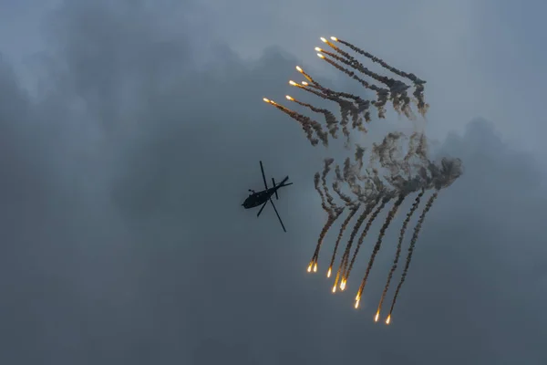 Militaire Helikopter Met Defensieve Maatregelen Dar Regenwolken Een Vliegshow Zomer — Stockfoto