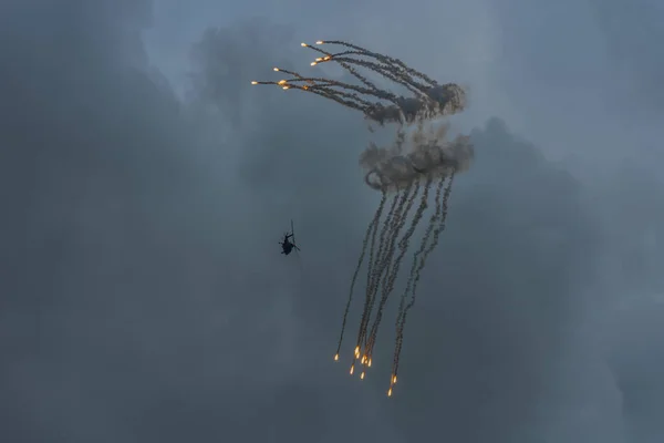 Militaire Helikopter Met Defensieve Maatregelen Stormwolken Zomer — Stockfoto