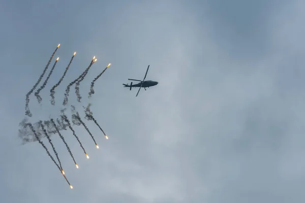 Helicóptero Militar Com Medidas Defensivas Subsequentes Show Aéreo — Fotografia de Stock