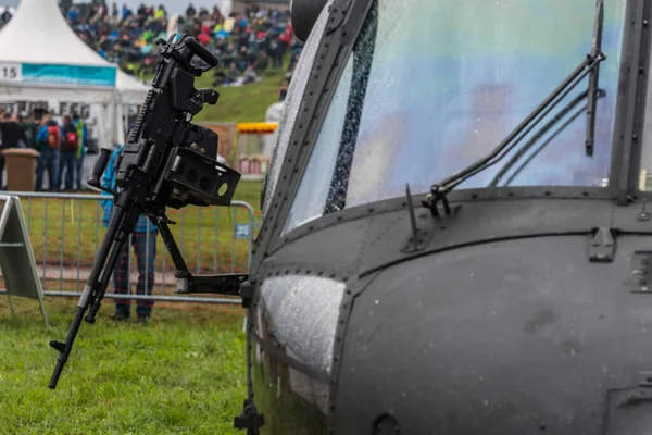 Militaire Helikopter Met Machinegeweer Zijaanzicht Een Vliegshow — Stockfoto