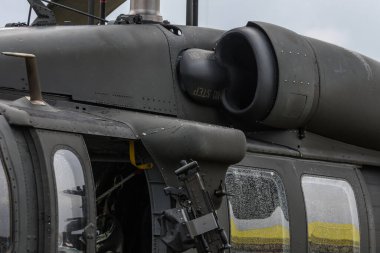 Savaş helikopteri askeri detaylara bakıyor.