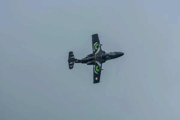 Μαύρο Αεροπλάνο Πράσινα Μάτια Στον Ουρανό Μια Επίδειξη Αέρα — Φωτογραφία Αρχείου