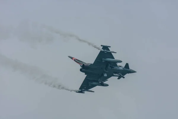 夏の航空ショーで煙と空の戦闘機 — ストック写真