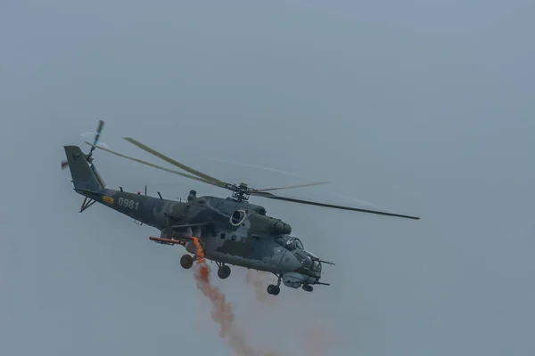 在航空展上看到红烟的军用直升机 — 图库照片